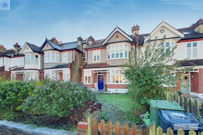 3 Bedroom Maisonette Flat To Rent In Chestnut Road, London, SE27