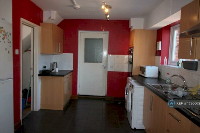 6 Bedroom Semi-Detached House To Rent In Maytree Close, Guildford, GU1