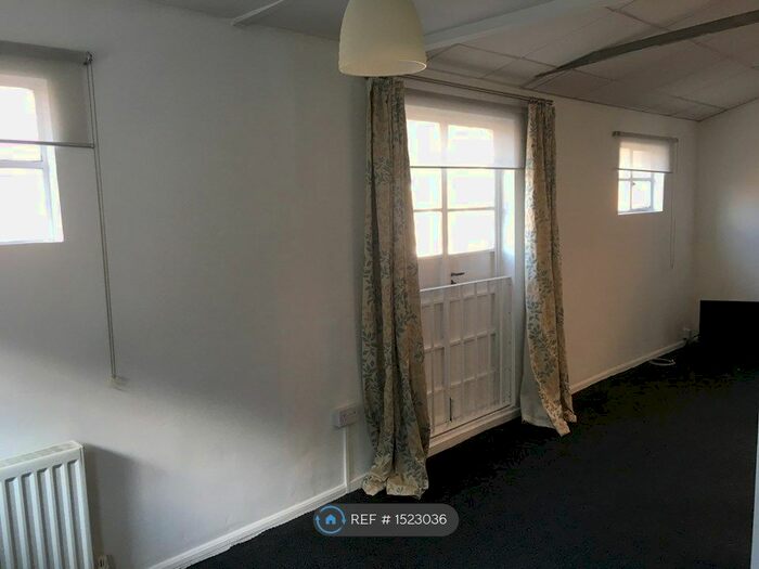 Studio To Rent In Bulwer Street, London, W12