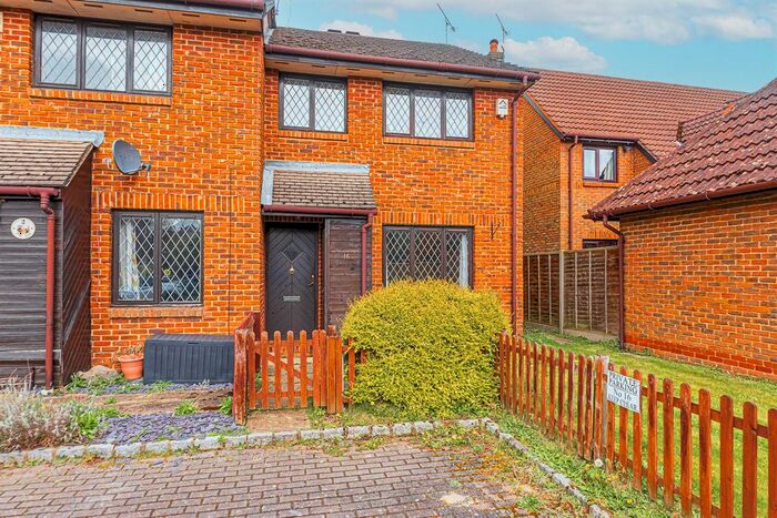3 Bedroom End Of Terrace House To Rent In Otter Close, Crowthorne, RG45