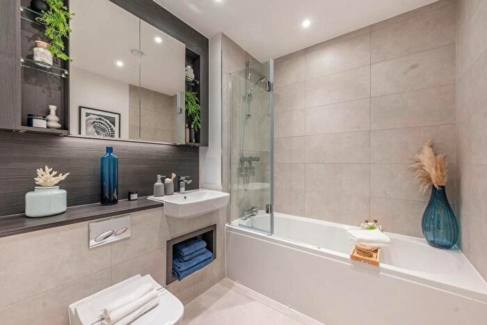 3 Bedroom Flat To Rent In Tern Apartments, Hendon Waterside, NW9