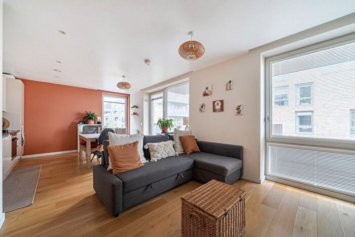 1 Bedroom Flat For Sale In Copland Court, Brentford, TW8