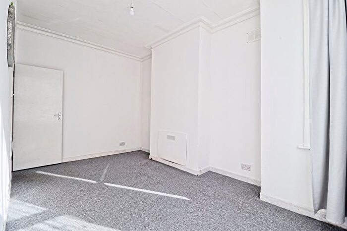 2 Bedroom Flat For Sale In Harcourt Avenue, Southend-On-Sea, SS2