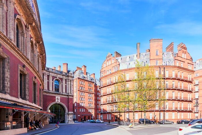 3 Bedroom Flat To Rent In Kensington Gore, London, SW7