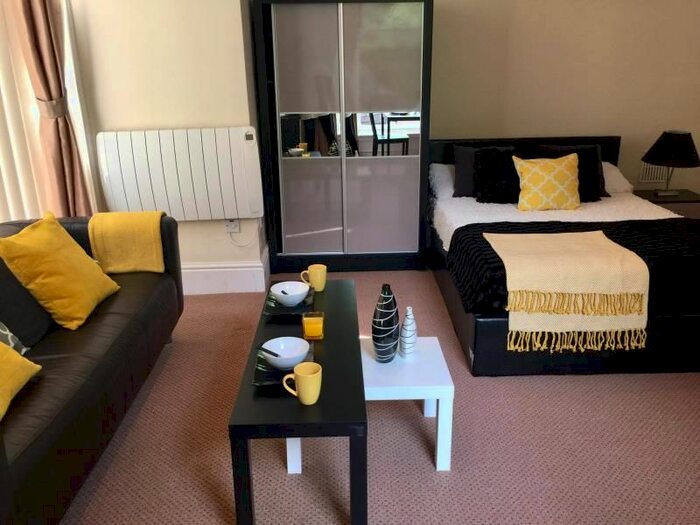 Studio To Rent In Grosvenor Road, Headingley, Leeds, LS6