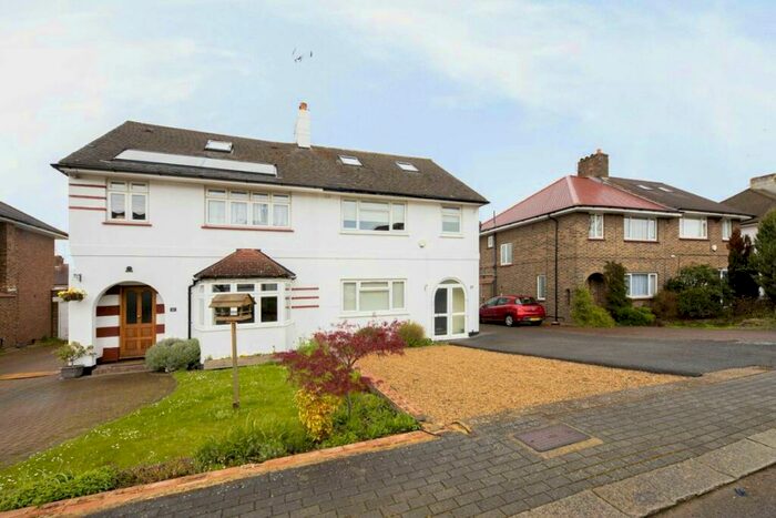 4 Bedroom Semi-Detached House To Rent In Pyecombe Corner, North Finchley, N12