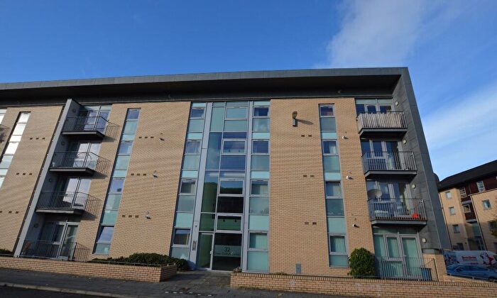 2 Bedroom Flat To Rent In Queen Elizabeth Gardens, New Gorbals, Glasgow, G5
