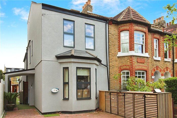 3 Bedroom Flat To Rent In Hamilton Road, London, SW19