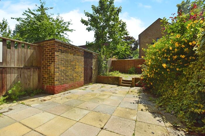 2 Bedroom Maisonette To Rent In Tappesfield Road Peckham, SE15