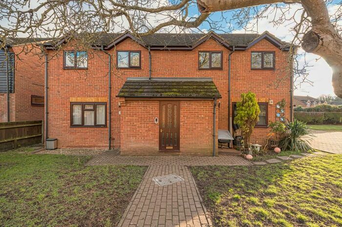 Studio To Rent In Bourne End, Buckinghamshire, SL8