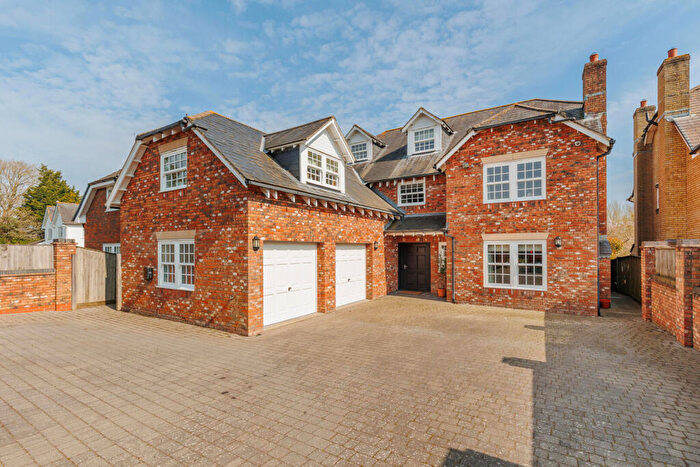 5 Bedroom Detached House For Sale In The Laurels, Dodnor Lane., PO30