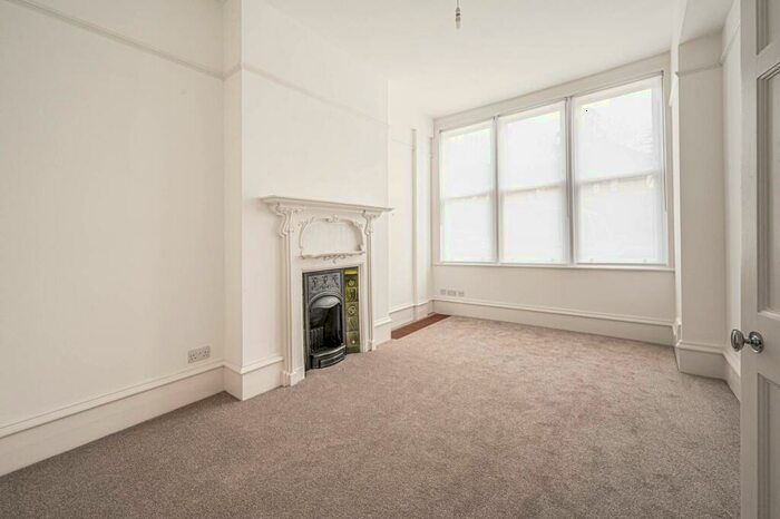 4 Bedroom Semi-Detached House To Rent In Holden Road, Woodside Park, London, N12