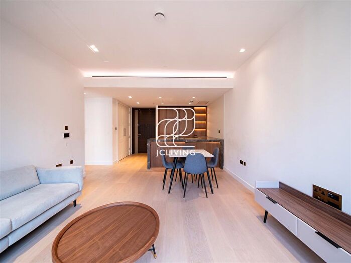 2 Bedroom Flat To Rent In Lincoln Square, London, WC2A