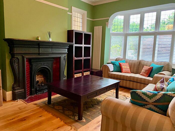 2 Bedroom Flat To Rent In Clairview Road, London, SW16