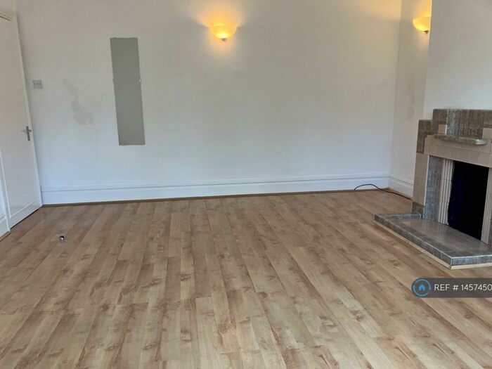 4 Bedroom Semi-Detached House To Rent In Siward Road, Bromley, BR2