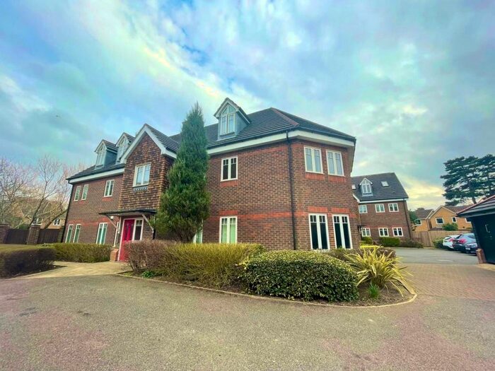 2 Bedroom Apartment To Rent In Rosemead Gardens, Crawley, West Sussex, RH10