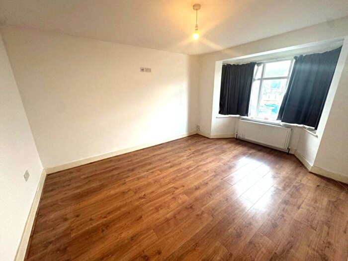 2 Bedroom Flat To Rent In Bacon Lane, Edgware, HA8