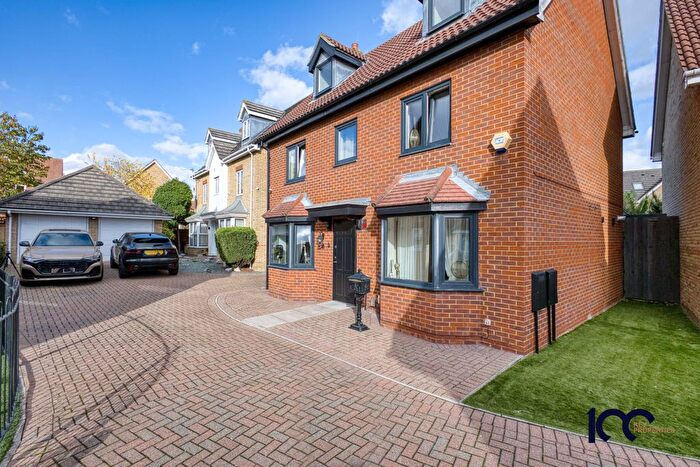 5 Bedroom Detached House For Sale In Norfolk Place, Chafford Hundred, Grays, RM16