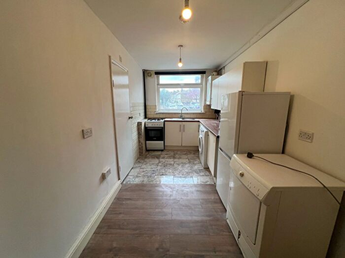 3 Bedroom Flat To Rent In St. Mary Road, Walthamstow, E17