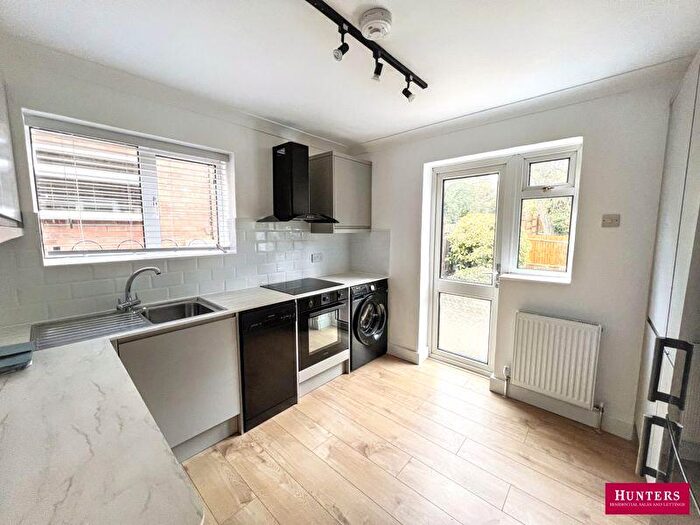 2 Bedroom Flat To Rent In Vernon Crescent, Barnet, EN4