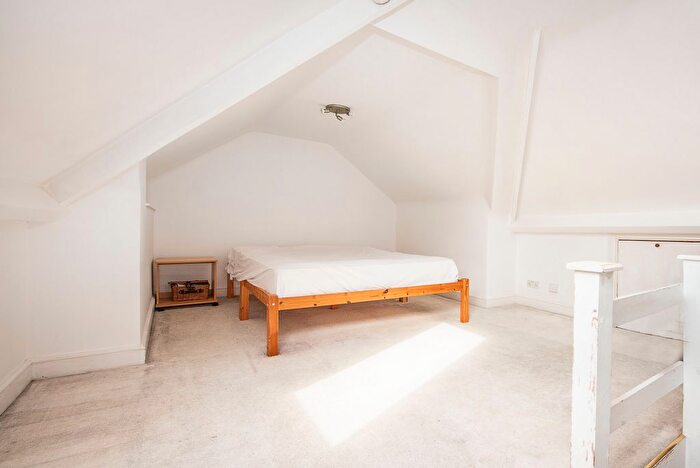 1 Bedroom Flat For Sale In Clonmel Road, Teddington, TW11