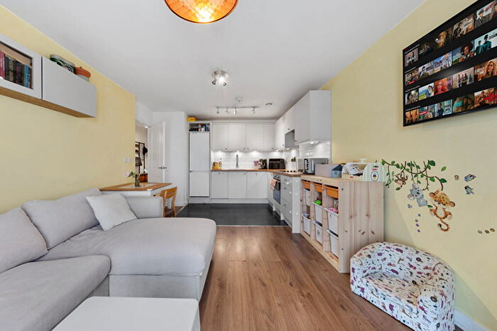 2 Bedroom Flat For Sale In Clydesdale Way, London, DA17