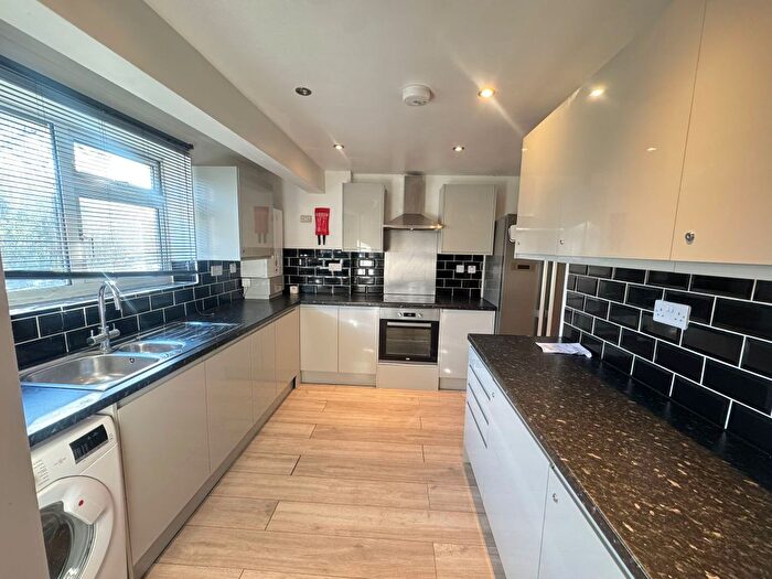 4 Bedroom Semi-detached House To Rent In Lincoln Road, Basildon, SS14