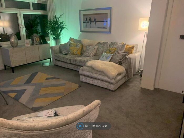 2 Bedroom Flat To Rent In Pine Lodge, Maidstone, ME16