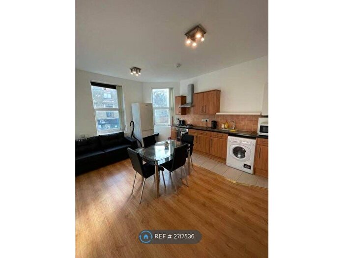 2 Bedroom Flat To Rent In Battersea Park Road, London, SW11