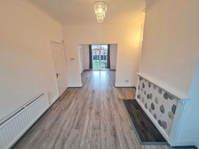 3 Bedroom Semi-Detached House To Rent In Turncroft Lane, Stockport, SK1