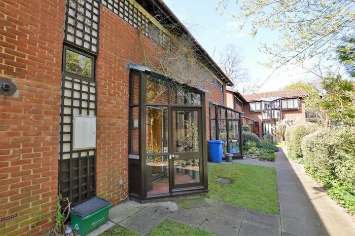 2 Bedroom Detached House To Rent In Spinney Gardens, London, SE19