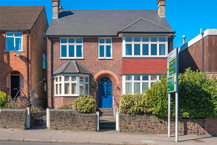 3 Bedroom Apartment For Sale In Brownlow Road, London, N11