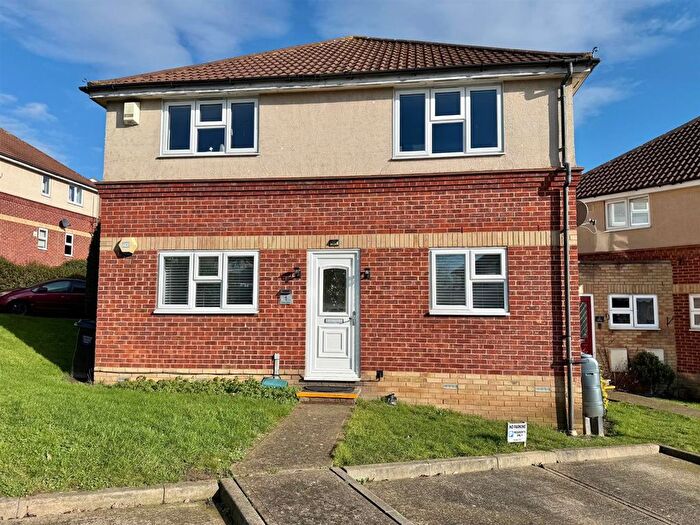 2 Bedroom Flat For Sale In Downs Grove, Basildon, SS16