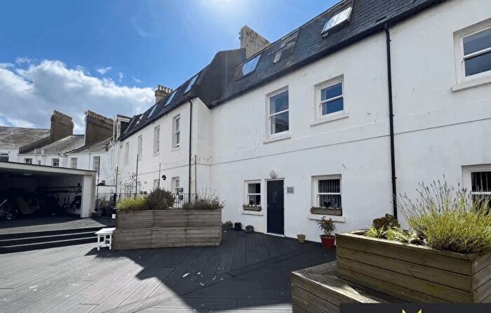 2 Bedroom Flat To Rent In Bishops Place, Paignton, TQ3