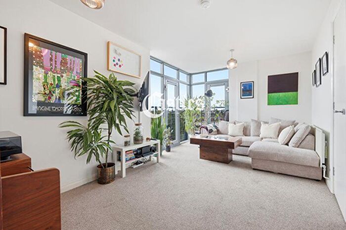 1 Bedroom Apartment For Sale In The Roundway, London, N17