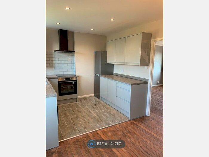 2 Bedroom Flat To Rent In Courtlands Avenue, London, SE12