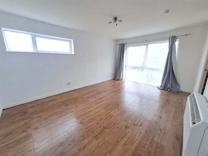 2 Bedroom Flat To Rent In Roydon Court, Hemel Hempstead, HP2