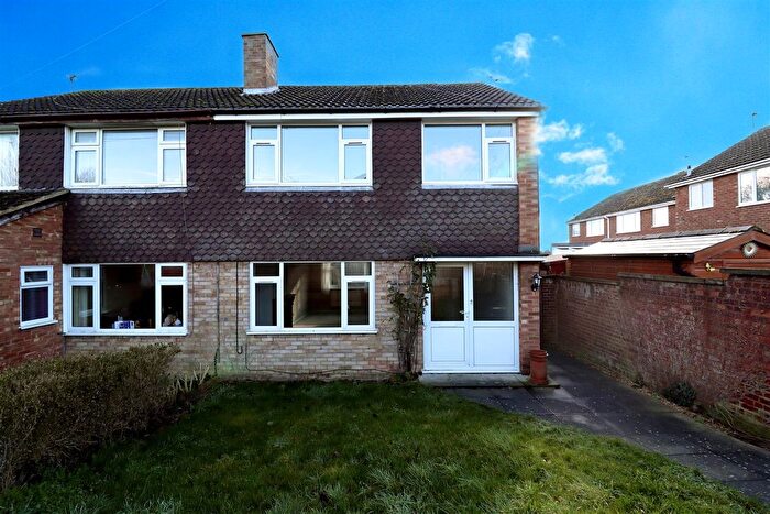 3 Bedroom Semi-Detached House To Rent In Bakers Close, Comberton, CB23