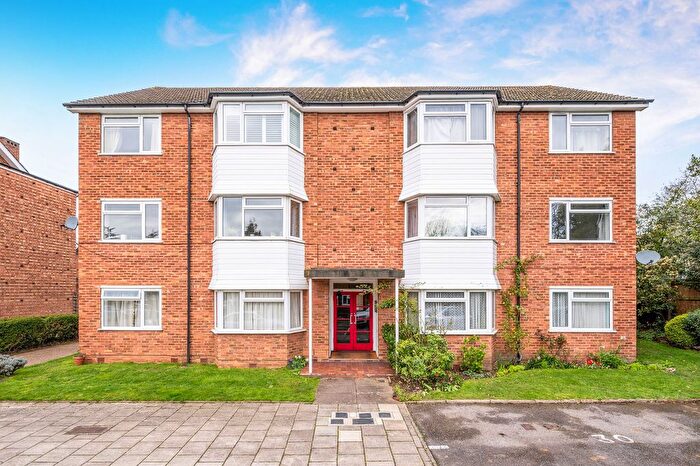 2 Bedroom Flat To Rent In Oakenshaw Close, Surbiton, KT6