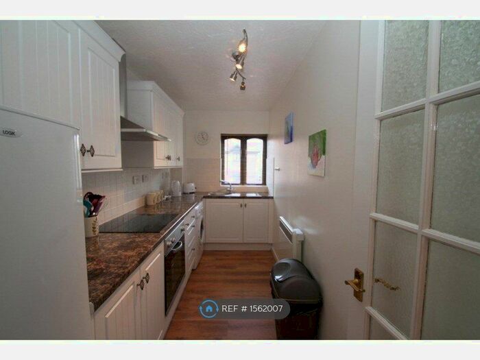 1 Bedroom Flat To Rent In Copperfields, Basildon, SS15