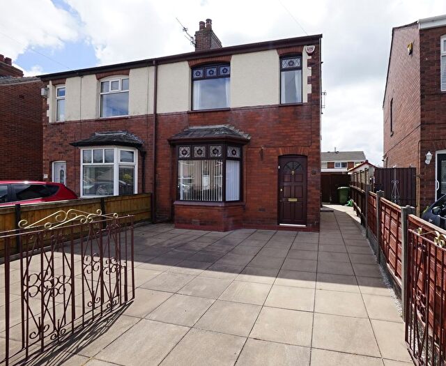 3 Bedroom Semi-Detached House To Rent In Spindle Hillock, Ashton In Makerfield, Wigan, WN4