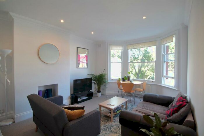 2 Bedroom Flat To Rent In Deerbrook Road, Brockwell Park, SE24