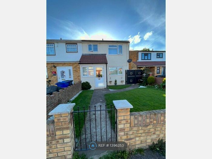 3 Bedroom Semi-Detached House To Rent In Toronto Road, Tilbury, RM18