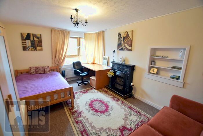 3 Bedroom Flat To Rent In Brightmore Drive, Sheffield, South Yorkshire, S3