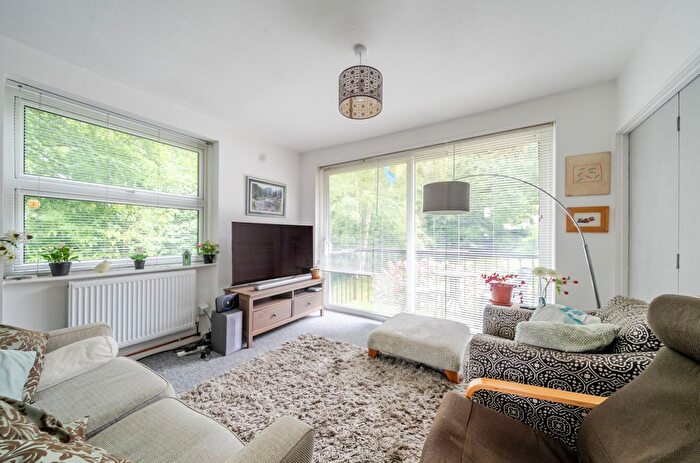 2 Bedroom Flat For Sale In Lingwood Close, Bassett, Southampton, Hampshire, SO16