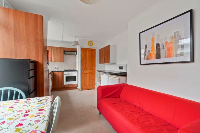 2 Bedroom Flat To Rent In Clifton Place, Plymouth, Devon, PL4