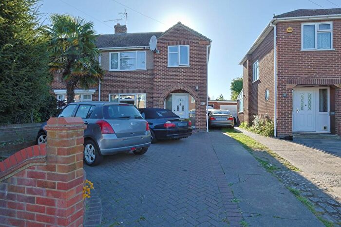 3 Bedroom Semi-Detached House For Sale In Bullwell Crescent, Cheshunt, EN8