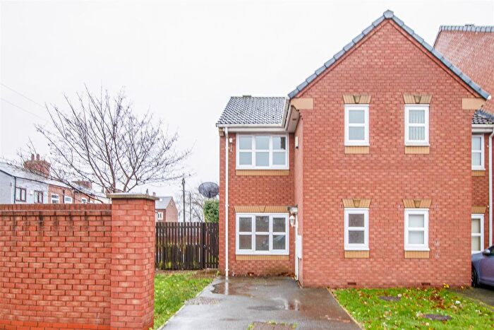3 Bedroom Mews For Sale In Delamere Gardens, Wakefield, WF1