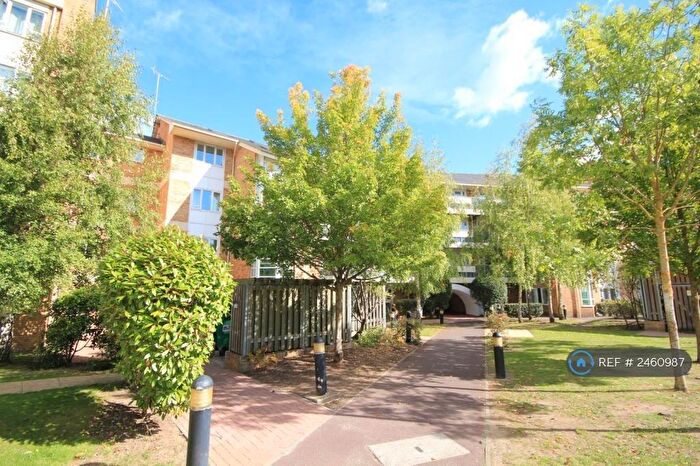 2 Bedroom Flat To Rent In Branagh Court, Reading, RG30