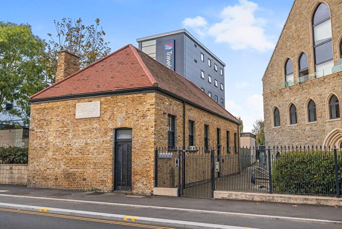 3 Bedroom Detached House To Rent In High Street, Brentford, TW8